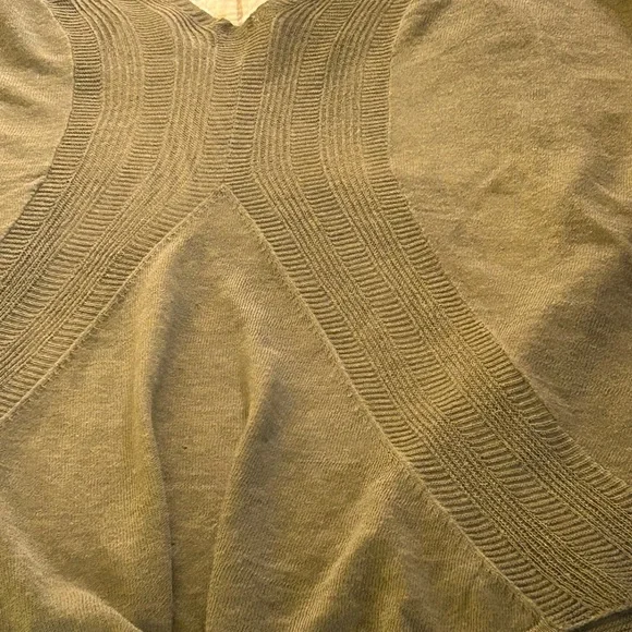Women’s Chico’s Size 2 Olive Featherweight Cardigan, a style essential! - Picture 3 of 11